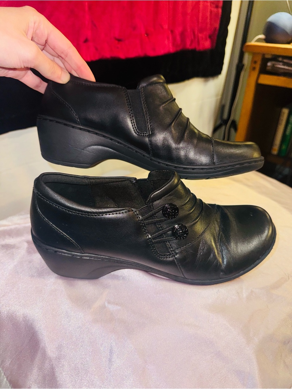 👑 Women’s Size 7.5 Clarks Black Low Wedge Slip-On Heels Classy & Comfy